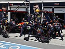 Max Verstappen z Red Bullu p�i zastávce v boxech v Kanad�