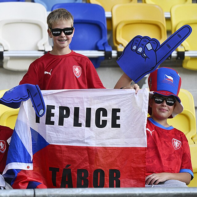 Na zápas českých fotbalistů proti Anglii dorazili do Dunajské Stredy také mladí fanoušci z Teplic a Tábora.