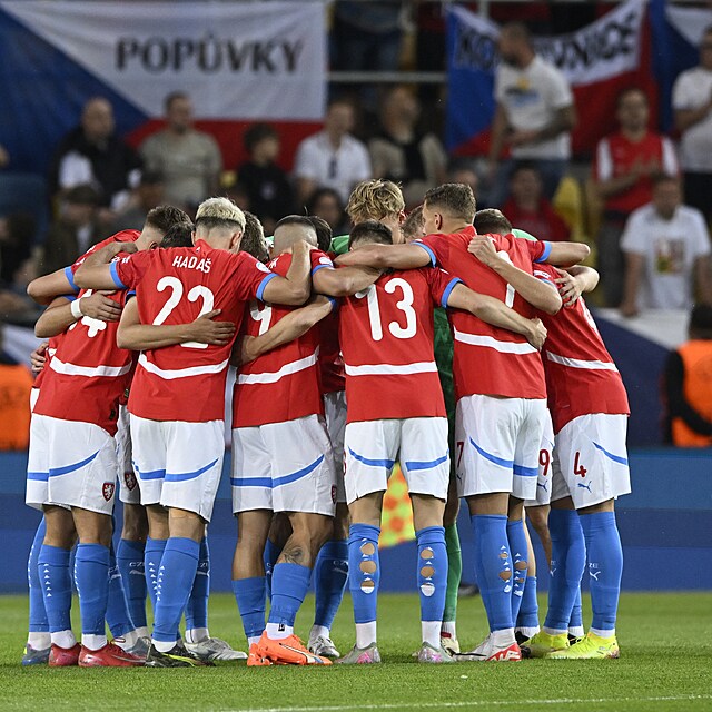 Čeští fotbalisté se povzbuzují před utkáním s Anglií.