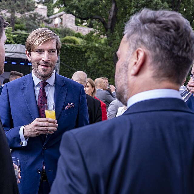 Bývalý ministr zdravotnictví za ANO Adam Vojtěch na britské ambasádě na pražské Malé Straně při oslavách narozenin krále Karla III. (11. června 2025)