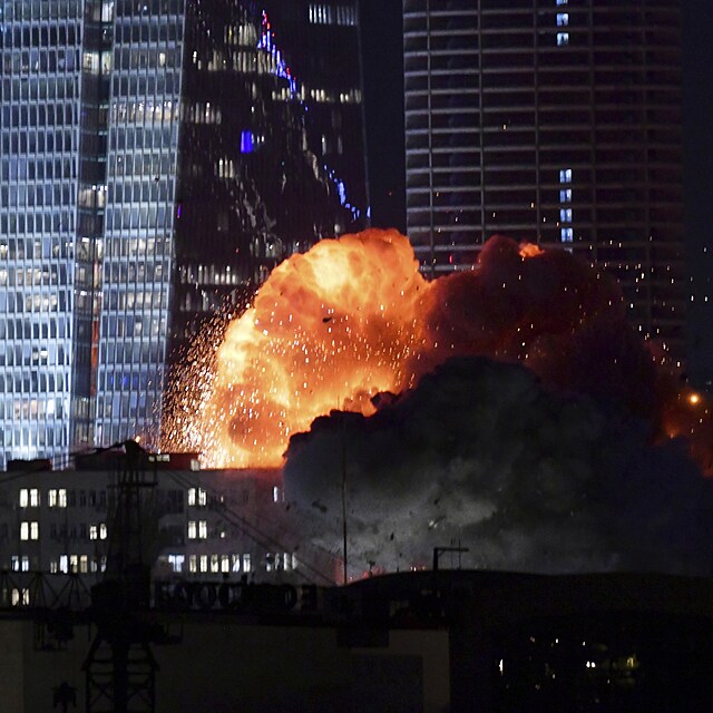 rn vyplil na Izrael rakety v odvet za tok idovskho sttu. V Tel Avivu zn exploze. (13. ervna 2025)