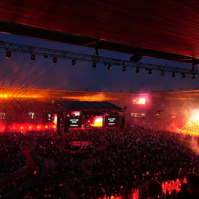 Raper Calin a Rychlí kluci během Halftime show v Edenu při turnaji Oktagon 72.