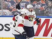 Anton Lundell (vlevo) a Brad Marchand oslavují gól Floridy.
