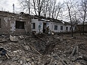 Voják vychází z poniené budovy psychiatrické nemocnice v Mykolajivu, kterou...