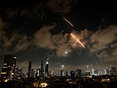 Izraelský protivzduný systém sesteluje íránské rakety nad Tel Avivem. (18....