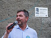Filip Leder, starosta mstské ásti Brno-abovesky, pi odhalení pamtní desky...