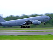 Letoun KC-135R-BN Stratotanker pouívaný k doplování paliva ve vzduchu (2....