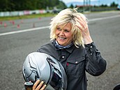 Eva Pavlová si na mosteckém autodromu vyzkouela jízdu na motocyklu. (13....