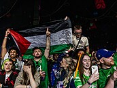 V hlediti se bhem vystoupení severoirské formace Kneecap na festivalu Rock...