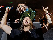 Zpvaka Linkin Park Emily Armstrong stíhá fanouka na koncert na festivalu...