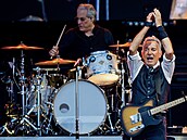 Bruce Springsteen vystoupil na odlo�eném koncertu v Praze Let�anech. (15. 6....