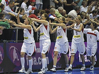 �eské hrá�ky slaví s fanou�ky výhru v osmifinále mistrovství sv�ta 2010.