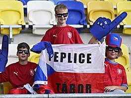 Na zápas eských fotbalist proti Anglii dorazili do Dunajské Stredy také mladí...