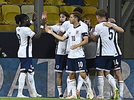 Fotbalisté Anglie oslavují gól Harveyho Elliotta.