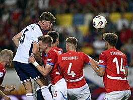Charlie Cresswell dává tetí branku do eské sít.