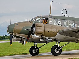 Pilot Richard Santus zdraví z kokpitu bombardéru Avro Anson na Aviatické pouti...