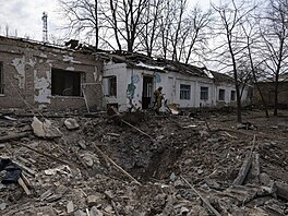 Voják vychází z poniené budovy psychiatrické nemocnice v Mykolajivu, kterou...