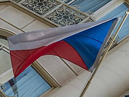 eská vlajka vlající na budov teheránského velvyslanectví eské republiky.