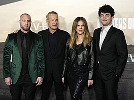 Tom Hanks s man�elkou Ritou a mén� známými syny Chetem (vlevo) a Trumanem...
