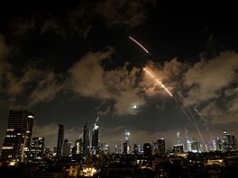 Izraelský protivzduný systém sesteluje íránské rakety nad Tel Avivem. (18....