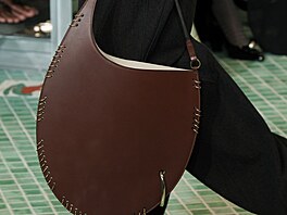 Je�t� decentn�ji pojala trend americká designérka Tory Burchová, která krou�ky...