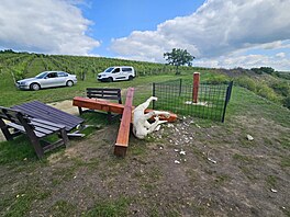 Zniená socha Óda na Frankovku nedaleko Velklých Pavlovic. Znázorovala Jeíe...