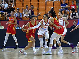 eská basketbalistka Elika Hamzová (uprosted v bílém) bhem úvodního zápasu...