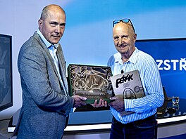 Michal Hanák, CEO skupiny Mafra, pedal spisovateli Ondeji Neffovi plaketu k...