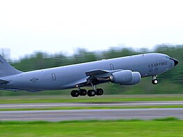 Letoun KC-135R-BN Stratotanker pouívaný k doplování paliva ve vzduchu (2....