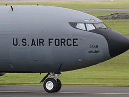 Americké letadlo KC-135R Stratotanker odlétající z leti�t� ve Skotsku. (2....