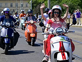 Spanilá jízda Prahou v rámci setkání majitel a píznivc italských skútr...
