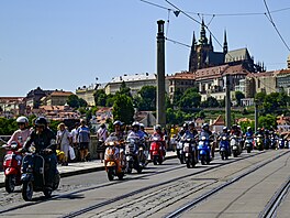 Spanilá jízda Prahou v rámci setkání majitel a píznivc italských skútr...
