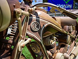 Truhlá� a motorká� Pavel Svoboda p�edstavil nový motocykl �Z 250 z roku 1938...