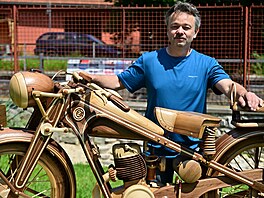 Truhlá� a motorká� Pavel Svoboda p�edstavil nový motocykl �Z 250 z roku 1938...