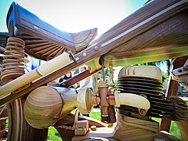 Truhlá� a motorká� Pavel Svoboda p�edstavil nový motocykl �Z 250 z roku 1938...