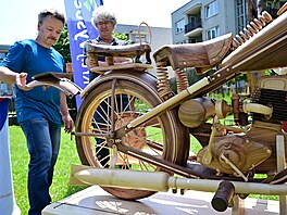 Truhlá� a motorká� Pavel Svoboda p�edstavil nový motocykl �Z 250 z roku 1938...