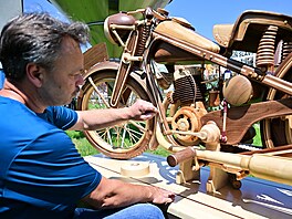 Truhlá� a motorká� Pavel Svoboda p�edstavil nový motocykl �Z 250 z roku 1938...
