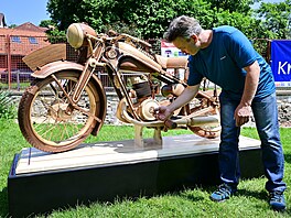 Truhlá� a motorká� Pavel Svoboda p�edstavil nový motocykl �Z 250 z roku 1938...