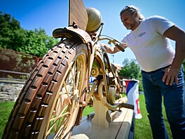 Truhlá� a motorká� Pavel Svoboda p�edstavil nový motocykl �Z 250 z roku 1938...