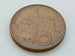 Za nkolik desítek tisíc korun se v aukci na serveru Aukro.cz prodala...
