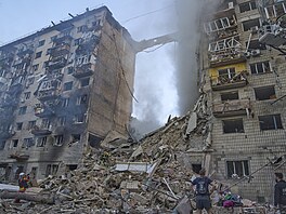 Hasii hasí poár poté, co ruská raketa zasáhla obytnou budovu bhem masivního...