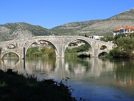 Trebinje se �asto pova�uje za men�ího p�íbuzného kultovního Mostaru. A ani tady...
