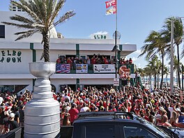 Velká replika Stanley Cupu na pistaveném pick-upu, ten reálný se schovává na...