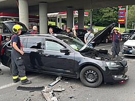 Havarovaná vozidla blokovala dopravu na Bucharov ulici. (15. ervna 2025)