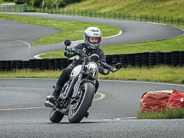 Eva Pavlová si na mosteckém autodromu vyzkouela jízdu na motocyklu. (13....