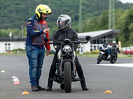 Eva Pavlová si na mosteckém autodromu vyzkouela jízdu na motocyklu. (13....