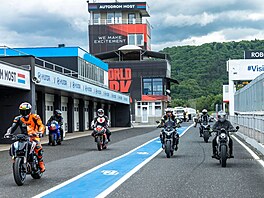 Eva Pavlová si na mosteckém autodromu vyzkouela jízdu na motocyklu. (13....