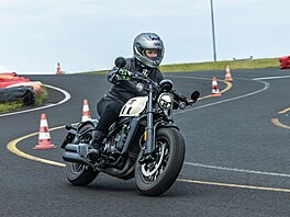Eva Pavlová si na mosteckém autodromu vyzkouela jízdu na motocyklu. (13....