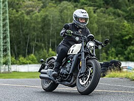 Eva Pavlová si na mosteckém autodromu vyzkouela jízdu na motocyklu. (13....