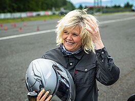 Eva Pavlová si na mosteckém autodromu vyzkouela jízdu na motocyklu. (13....